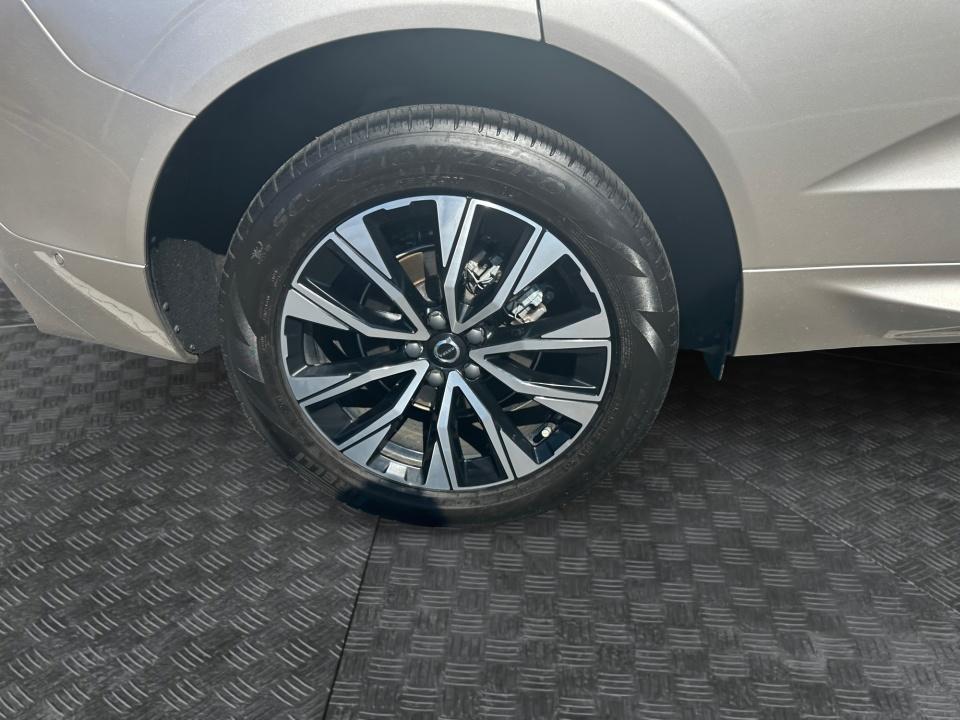 2024 Volvo XC60 Plus Dark Theme