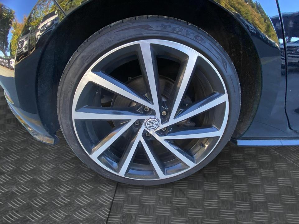 2018 Volkswagen Golf R 2.0T w/DCC & Navigation