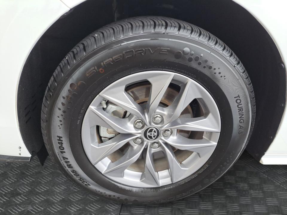 2025 Toyota Sienna LE